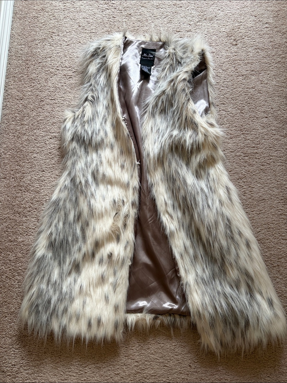Me Jane Faux Fur Sleeveless Vest in Cream and Gray-Toned Mix